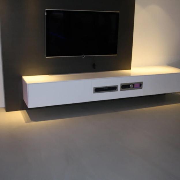 TV Wand Lowboard LED Stilvolle TV-Wand mit schwebendem weißen Lowboard und dezenter LED-Beleuchtung.
