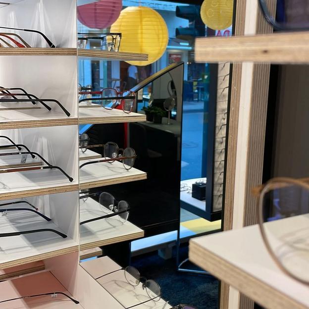 Brillenregal Ladenbau Optiker Modernes Brillenregal mit Glasgestellen in optischem Fachgeschäft für Brillenpräsentation.