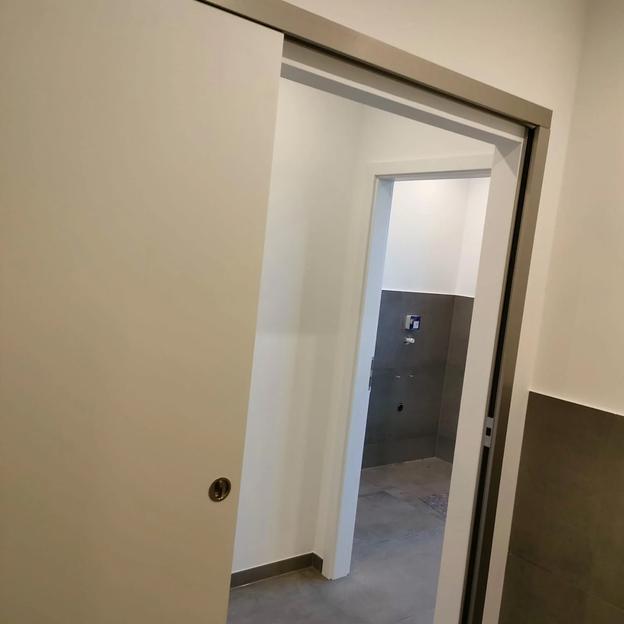 Schiebetür Modern Durchgang Geöffnete weiße Schiebetür mit modernem Rahmen, Durchgang in angrenzenden Raum.