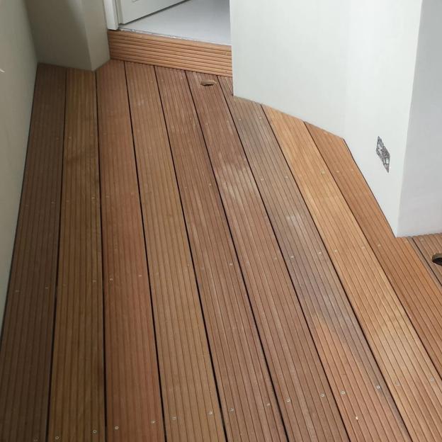 Holzterrasse Eingangsbereich Modern Schmale Holzterrasse mit gerillten Dielen, passgenau am Hauseingang verlegt.
