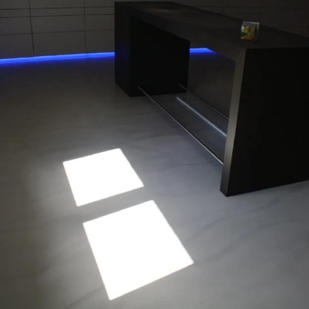 Moderner Tresen LED-Beleuchtung Schwarzer minimalistischer Tresen mit stilvoller LED-Beleuchtung im modernen Innenraum.