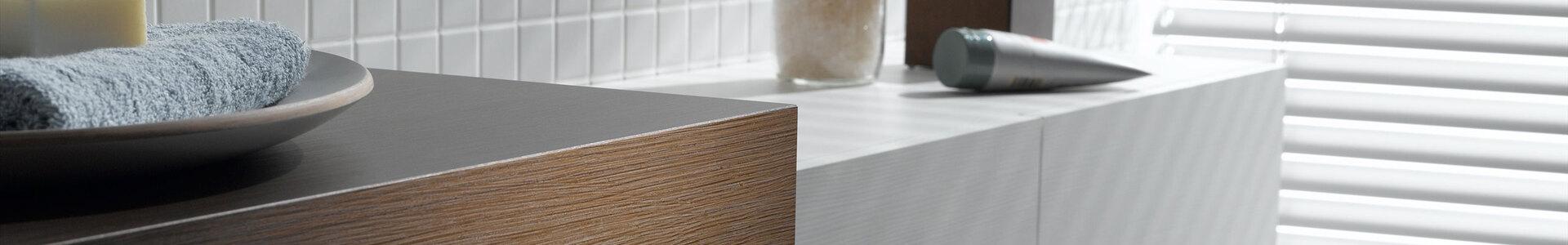 Waschtischunterschrank Detailaufnahme Detailaufnahme eines weißen Waschtischunterschrankes mit dunkler Waschtischplatte