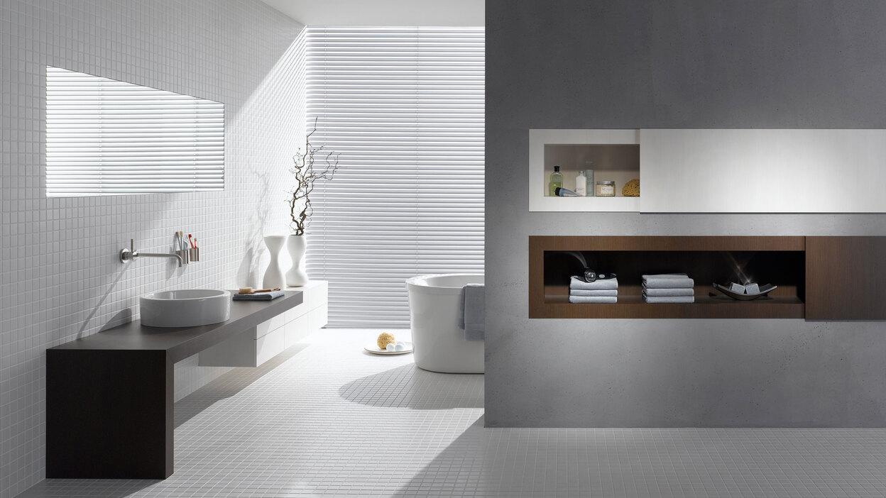 Badezimmerimpression mit Trennwand Badezimmerimpression mit stilvoller Trennwand mit Einbauregal.
