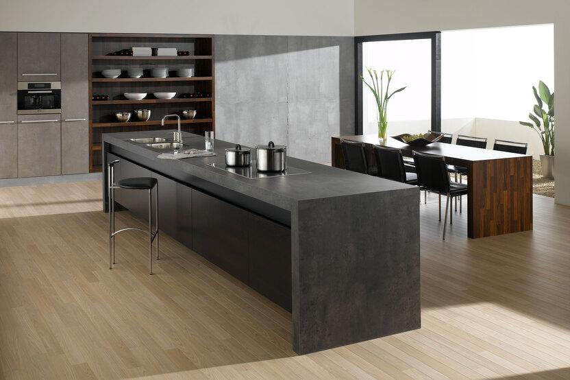 Küchen- und Esszimmerimpression mit verschiedenen Holzstilen Küchen- und Esszimmerimpression mit einer Kombination aus Holz- und Stein-/ Betonoptik und Einbauschränken