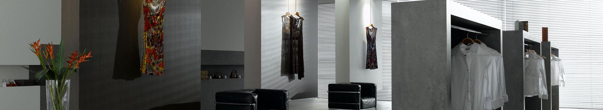 Impressionen eines Designerladens für Bekleidung Impressionen eines hochwertigen Bekleidungsladens mit Weitläufigkeit und Einrichtung in Betonoptik