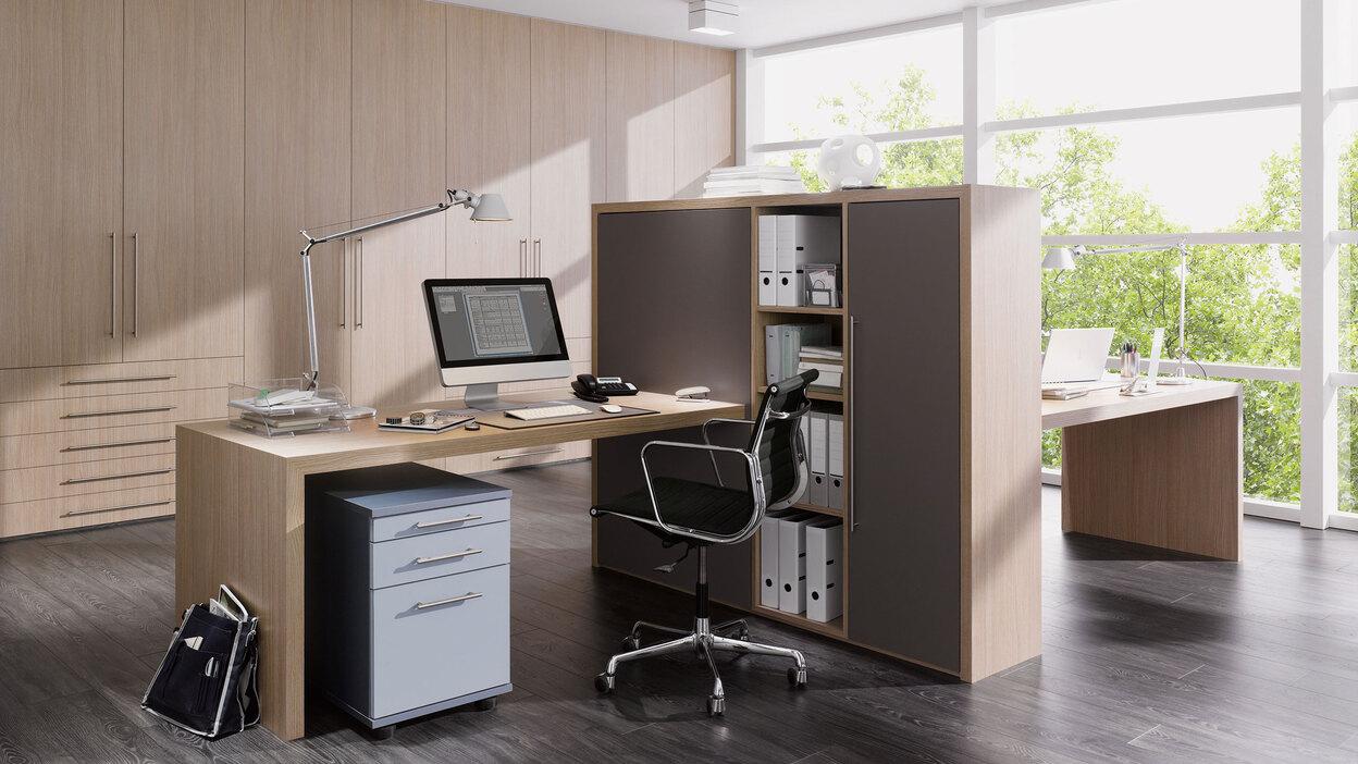 Impression von freistehenden Büromöbeln Impression von freistehenden Büromöbeln in L-Form mit hellem Einbauschrank im Hintergrund