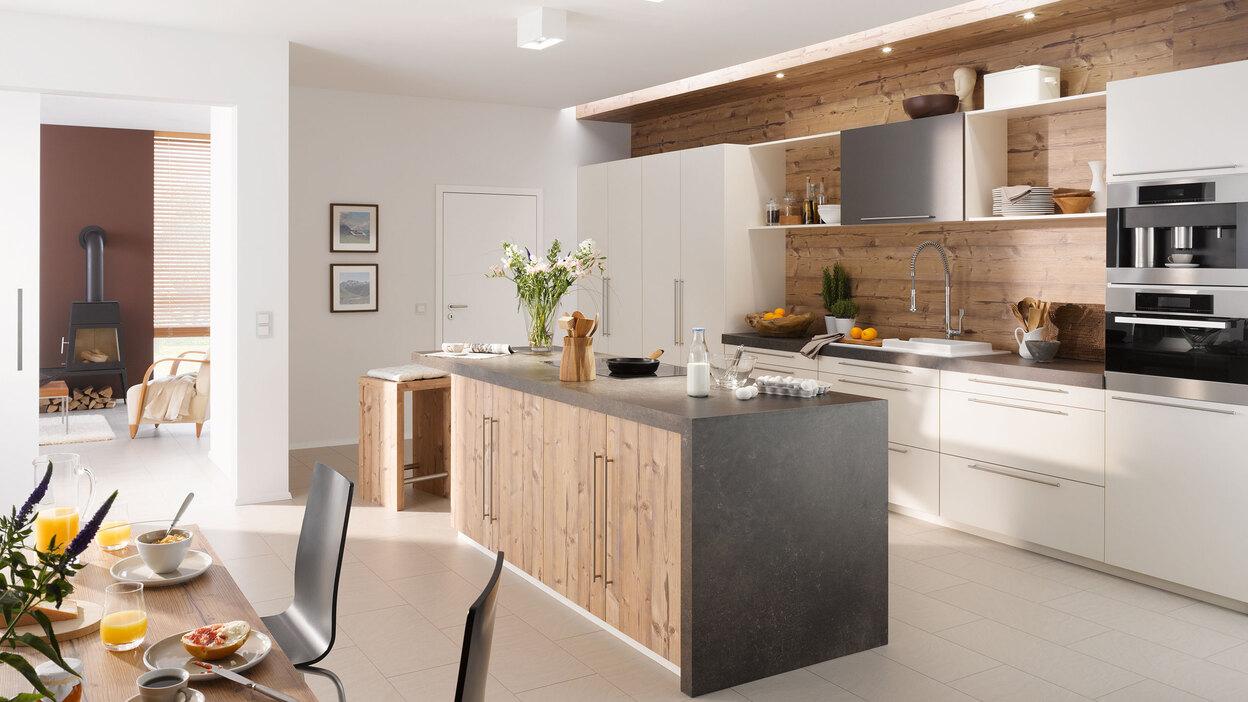 Impressionen eines Küchenstudios Impressionen einer Küche mit Esszimmer mit hellen Holzmöbeln und dunklen und weißen Fronten im Kontrast