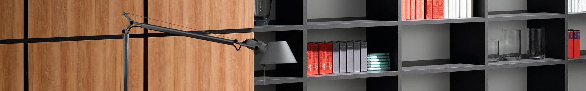Detailaufnahme einer Regal-Schrank Kombination Detailaufnahme eines schwarz lackierten Bücherregals in Kombination mit quadratischen Holztüren für geschlossene Regalseite.