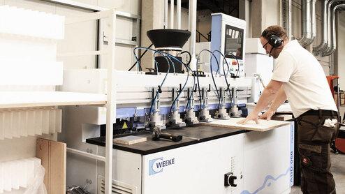 CNC Produktionskontrolle Computergestützte Materialfertigung wird nach der Produktion von Betrieb für Innenausbau kontrolliert.