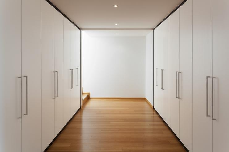 Begehbaren Kleiderschrank selbst planen Begehbarer Kleiderschrank mit Türen in weiß