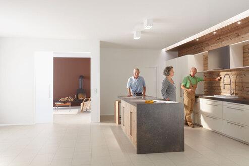 Präsentation einer Küche durch einen Betrieb für Innenausbau Präsentation einer Küche durch einen Betrieb für Innenausbau in einem Showroom